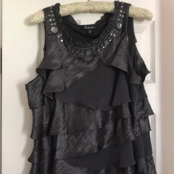 Silky flouncy party dress! - Picture 3 of 4